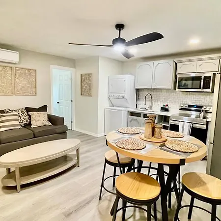 Apartment B, Restful,Cozy, Close Sunland Park Mall